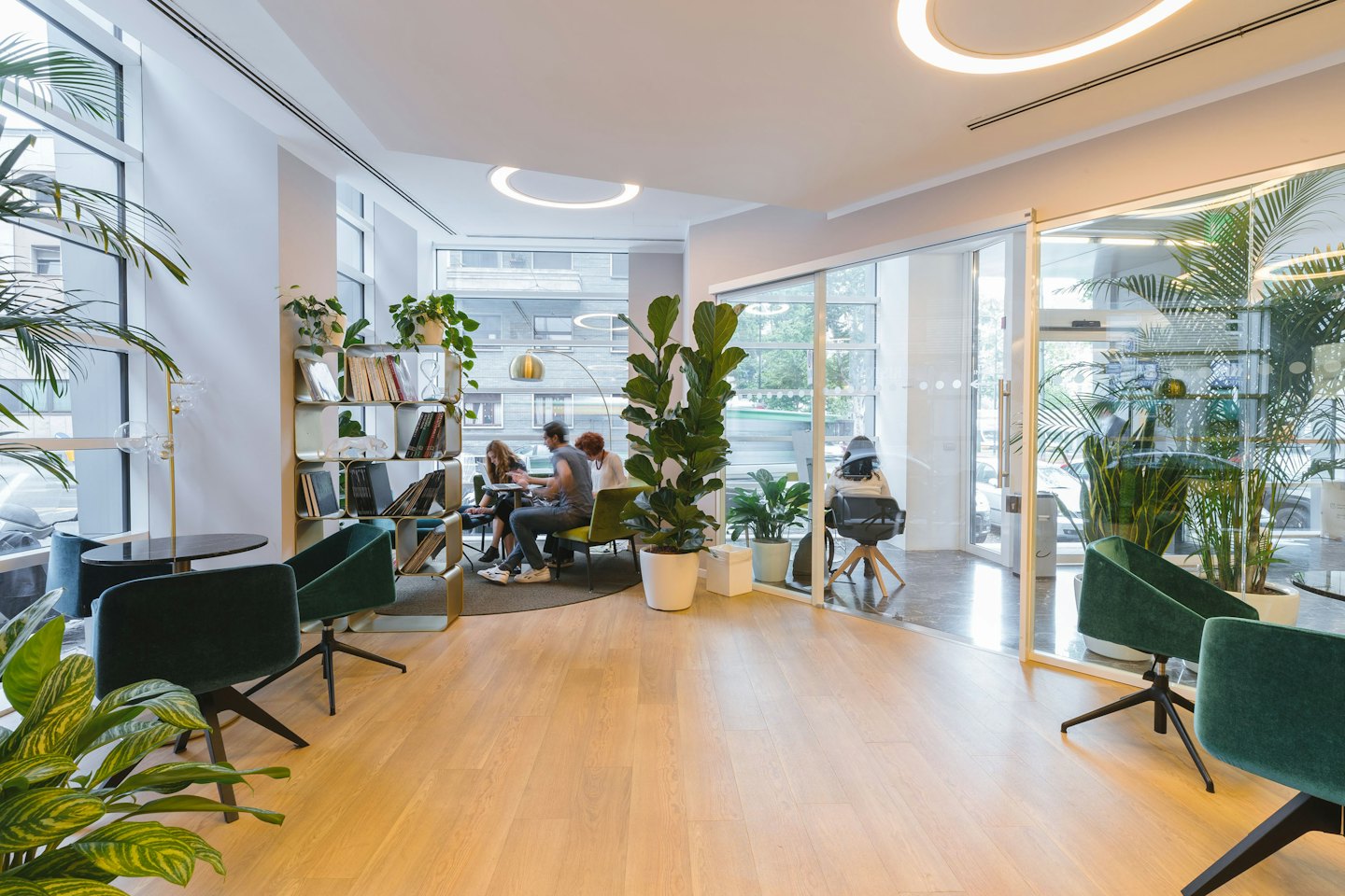 Persone che collaborano e lavorano individualmente in un moderno spazio di co-working.